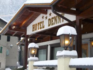 um sinal para um hotel na neve em Hotel Denny em Pinzolo