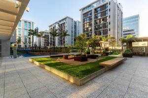 ein Innenhof in einer Stadt mit hohen Gebäuden in der Unterkunft Vista Park Hplus Long Stay in Brasilia