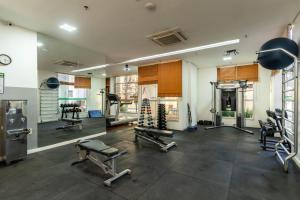 ein Fitnessstudio mit mehreren Laufbändern und Geräten in einem Raum in der Unterkunft Vista Park Hplus Long Stay in Brasilia