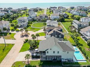 Una vista aérea de un barrio residencial con casas. en Beachside Dream, Heated Poolhot Tub, 2 King Beds, en Galveston