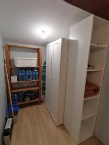 armadio con frigorifero bianco in camera di Gîte Bouconne Pibrac a Pibrac