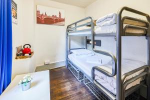ロンドンにあるSt Christopher's Inn London Bridge - The Innの二段ベッド2台とテーブルが備わる客室です。