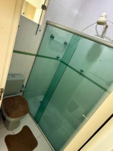 ピラーニャスにあるCasa da Villaのトイレ付きのバスルームのガラス製シャワー +3枚の写真