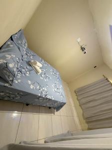 ピラーニャスにあるCasa da Villaの部屋にある青い傘付きのベッド