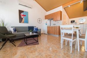 ein Wohnzimmer mit Sofa und Tisch in der Unterkunft Apartments Emmeline in Tisno