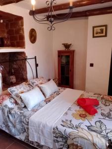 a bedroom with two beds in a room at Villa Maixar in Almáchar
