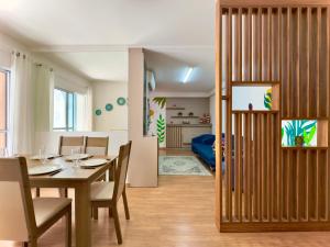 a dining room with a table and chairs at Apto completo com VISTA MAR em CONDOMINIO RESORT FRENTE MAR em Barra Velha 2 quartos AR CONDICIONADO CHURRASQUEIRA privativa Cozinha Completa PISCINA vaga de Garagem - VIL3 in Barra Velha