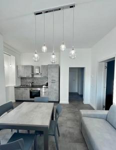 a living room with a table and a kitchen at De Mio's Apartment in Murano