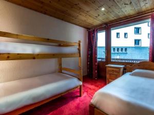 Ένα ή περισσότερα κρεβάτια σε δωμάτιο στο Appartement centre-ville, proche pistes, 10 pers, WiFi - FR-1-519-14