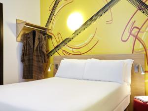 a bedroom with a bed and a wall with graffiti at ibis Styles Marseille Gare Saint-Charles in Marseille +53 photos
