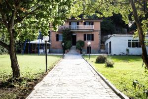 une passerelle devant une maison avec un bâtiment dans l'établissement La Casa con il Bosco, à Castel Gandolfo