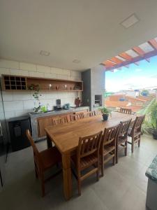 a large kitchen with a wooden table and chairs at Apartamento Completo com 2 Camas in Euclides da Cunha