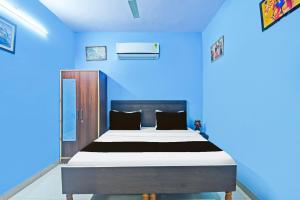 een blauwe slaapkamer met een bed in een kamer bij Hotel O by OYO Deep in Kānota +24 foto's