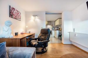a living room with a desk and a chair at Modernes Apartment am Deister in Springe