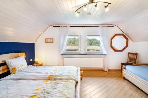 un dormitorio con una cama y una ventana en Landhaus Hillebrand, en Trendelburg