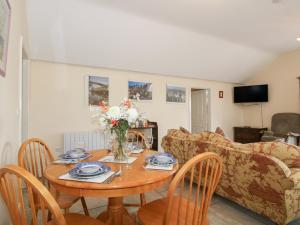 TV a/nebo společenská místnost v ubytování Millstone Cottages - Millstone Cottage