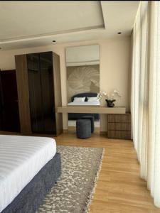 Un dormitorio con una cama y un espejo grande. en شقة في البساتين, en Yeda