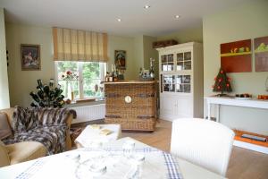 a living room with a couch and a table at B&B Vallis Dyliae in Korbeek-Dijle