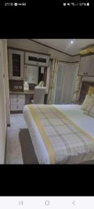 Un pat sau paturi într-o cameră la Pendine Sands - Holiday Accommodation 13567