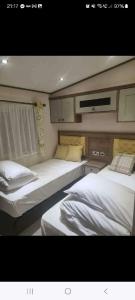 Un pat sau paturi într-o cameră la Pendine Sands - Holiday Accommodation 13567