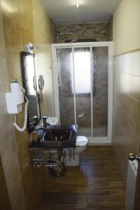 ein Badezimmer mit Waschbecken und Fenster in der Unterkunft Casa Rural Las Pegueras in Cuevas del Valle + 17 Fotos