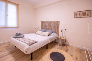 a bedroom with a bed and a wooden floor at Cadizz Entre Cielo y Mar Centro del Puerto ciudad in El Puerto de Santa María