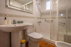 a bathroom with a toilet and a sink and a shower at Cadizz Entre Cielo y Mar Centro del Puerto ciudad in El Puerto de Santa María