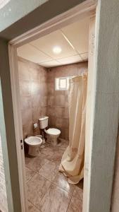 un baño con inodoro y lavabo en Sol Campestre, en La Adela