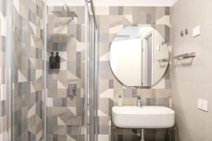 ミラッツォにあるMilazzo Holiday Apartments&Rooms - LiveLoveTravelの洗面台と鏡のあるバスルーム +41枚の写真