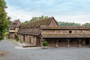 un gran edificio de piedra con techo en Landhaus Hillebrand, en Trendelburg