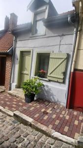 a white house with two windows and a window sill at L'Hermitage in Auxi-le-Château +2 photos
