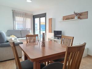 Una sala de estar con una mesa y sillas de madera. en apartamento aguadulce playa con WIFI, en Aguadulce