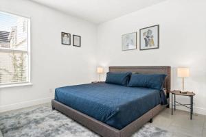 Un dormitorio con una cama azul en una habitación blanca. en LC517T The Chic Abode at Liberty Bluff, en Kissimmee 32 fotos más