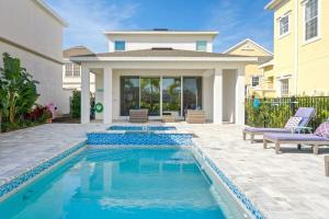 una piscina en el patio trasero de una casa en LC517T The Chic Abode at Liberty Bluff, en Kissimmee
