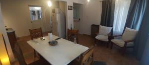 a living room with a white table and chairs at Rayen hue in Esquel