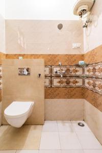 ジャイプールにあるStylish & Cozy Retreat With Jacuzziのトイレと洗面台付きのバスルーム +42枚の写真