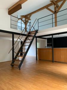eine Metalltreppe in einem Raum mit Holzböden in der Unterkunft LaVida Star in Blumenstein