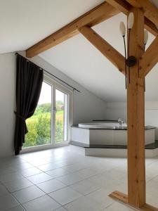 ein Schlafzimmer mit einem Bett und einem großen Fenster in der Unterkunft LaVida Star in Blumenstein