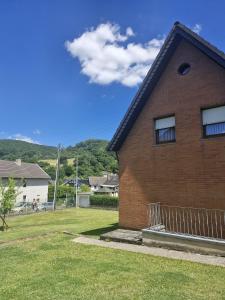 brązowy ceglany dom z ławką na podwórku w obiekcie Gesamte Unterkunft Privatunterkunft in Bad Münstereifel, Deutschland w mieście Eicherscheid +32 zdjęcia
