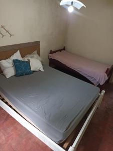 Massaguaçu beach house with a farmhouse feelにあるベッド +5枚の写真