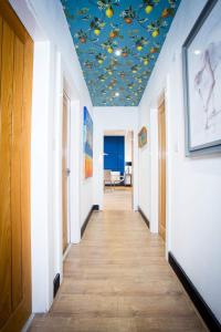 Fotografie z fotogalerie ubytování The Savoy Suite, King Size 2 Bedroom by The Hive WA1 v destinaci Warrington