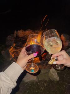 RāmgarhにあるKhumani Hartola, Mountain-View BnB with Balcony & Bonfireの火の前でワイングラスを持つ二人 +52枚の写真