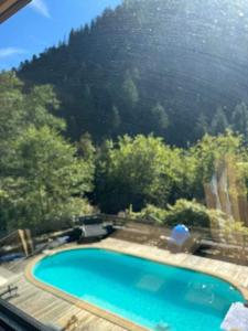 une piscine avec vue sur une montagne dans l'établissement Alt'R & Go Exceptional house, à La Celle-sous-Gouzon 8 autres photos