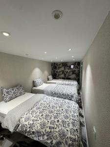 2 letti in una piccola camera con di CENTRUM F ad Alicante