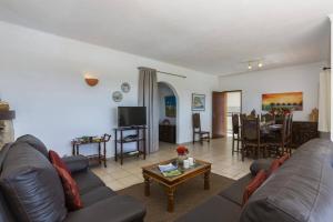 un soggiorno con un divano e un tavolo di Villa Colina do Sol by Villa Plus a Paderne