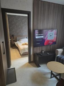 Giường trong phòng chung tại Lux Apartmani Woodside