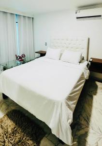 Postel nebo postele na pokoji v ubytování ApartaSuite Bahia Tropical