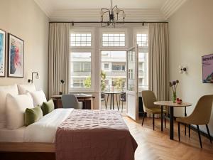 a bedroom with a bed and a table and chairs at Numa Berlin Novela in Berlin