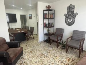ein Wohnzimmer mit einer Couch und einem Tisch und Stühlen in der Unterkunft Casa céntrica retro-moderna con 46 amenidades in Xalapa