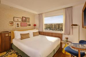 Ένα ή περισσότερα κρεβάτια σε δωμάτιο στο Park Grand London Kensington